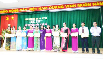 Bà Cao Thị Loan, Phó Trưởng phòng Giáo dục - Đào tạo và ông Phan Văn Tám, Chủ tịch Công đoàn giáo dục TP. Mỹ Tho trao giải thưởng cho các thí sinh.