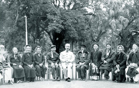 Chủ tịch Hồ Chí Minh chụp ảnh kỷ niệm với các vị phụ lão.