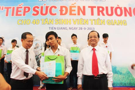 Ông Trần Thanh Đức, Phó Chủ tịch UBND tỉnh và ông Lê Xuân Trung, Tổng Thư ký Tòa soạn Báo Tuổi Trẻ trao học bổng cho các tân sinh viên.