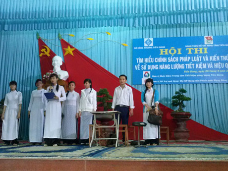 phần dự thi tiểu phẩm của đội Trường THPT Tân Phước.