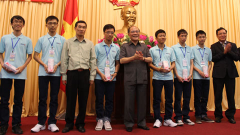 Chủ tịch Quốc hội Nguyễn Sinh Hùng đã gặp mặt thân mật các học sinh đoạt giải Olympic quốc tế và các thủ khoa trong kỳ thi đại học cao đẳng năm 2013