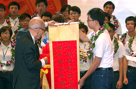 GS Vũ Khiêu tặng các em học sinh câu đối: 