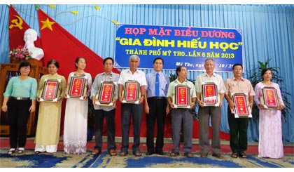 Ông Nguyễn Văn Vững, Phó Chủ tịch UBND TP. Mỹ Tho trao Bằng công nhận cho các GĐHH.