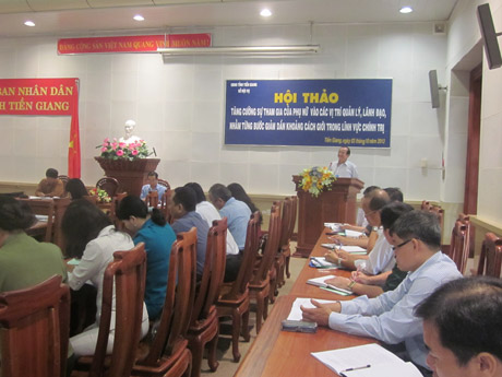 Ông Trần Thanh Đức- phó chủ tịch UBND tỉnh, trưởng ban chỉ đạo vì sự tiến bộ phụ nữ phát biểu tại hội thảo.