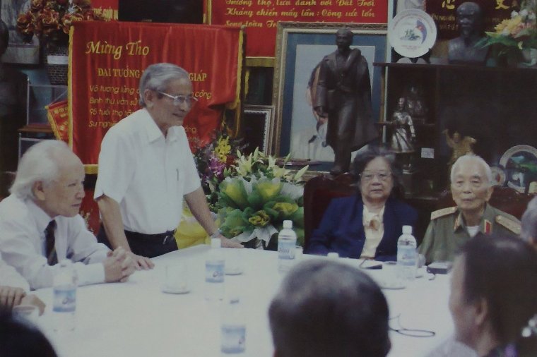GS. Phan Huy Lê (người đứng) dẫn đầu Hội Sử học Việt Nam đến chúc mừng Đại tướng trong lần sinh nhật thứ 96 (năm 2007).