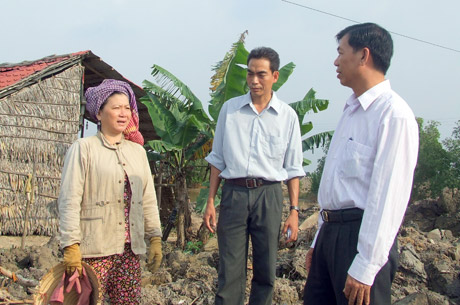 Ông Nguyễn Văn Mẫn thăm hỏi nhân dân trong vùng lũ.