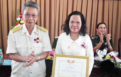 Cô Nguyễn Thị Út Vi nhận Giấy khen của Hội CCB Khối Các cơ quan tỉnh năm 2012.