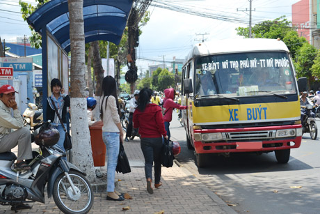 Tuyến xe Tân Phước- Mỹ Tho chạy ngang qua trường ĐH Tiền Giang cơ sở 3. Ảnh: Như Lam