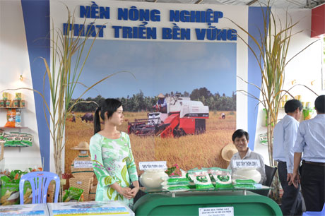 Gian hàng của Bộ NN^PTNT tại triễn lãm rau quả và thương mại trong khuôn khổ MDEC - Tiền Giang 2012.