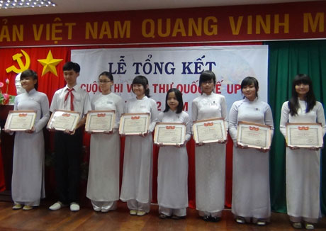 Trao giải cho các cá nhân đạt giải cao trong cuộc thi viết thư UPU lần thứ 42 năm 2013 tại tỉnh Tiền Giang. Ảnh: M.T