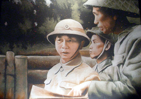 Đại tướng nghe báo cáo tình hình chiến sự ở Điện Biên Phủ năm 1954.