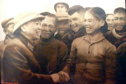 Đại tướng gặp chị em công nhân vận tải - năm 1967.