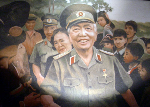 Đại tướng Võ Nguyên Giáp về thăm đồng bào Điện Biên Phủ - năm 1994