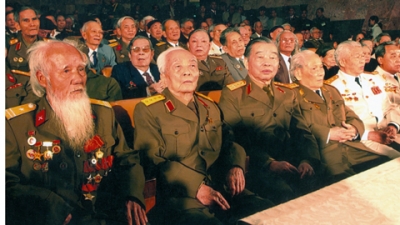  Đại tướng Võ Nguyên Giáp với các cựu chiến binh tham gia Chiến dịch Điện Biên Phủ tại buổi gặp mặt kỷ niệm 50 năm Chiến thắng Điện Biên Phủ tại Hà Nội ngày 13-3-2004. (Vũ Anh Tuấn) 