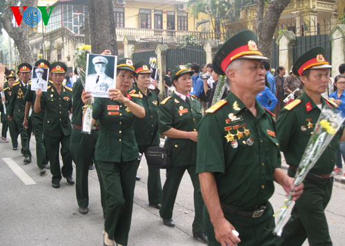 Những người cựu chiến binh thuộc đoàn cựu chiến binh ba chiến dịch (1952, 1972 và 1975) cầm bức ảnh của Đại tướng Võ Nguyên Giáp di chuyển vào khu vực làm lễ viếng