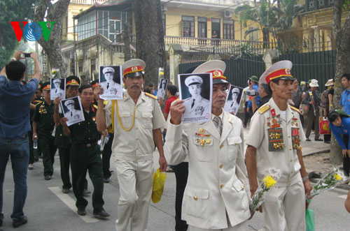 Đoàn cựu chiến binh 3 chiến dịch cầm theo ảnh của Đại tướng Võ Nguyên Giáp di chuyển vào khu vực lễ viếng