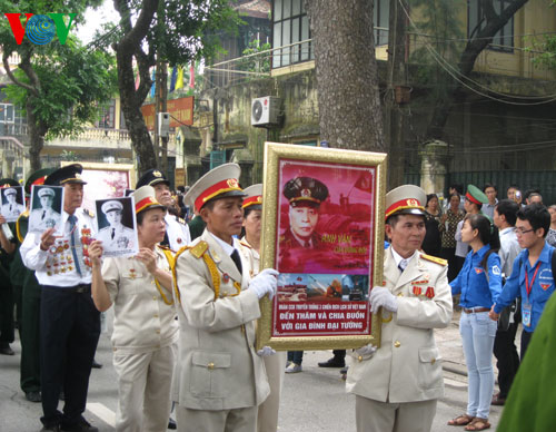 Đoàn cựu chiến binh 3 chiến dịch cầm theo ảnh của Đại tướng Võ Nguyên Giáp di chuyển vào khu vực lễ viếng