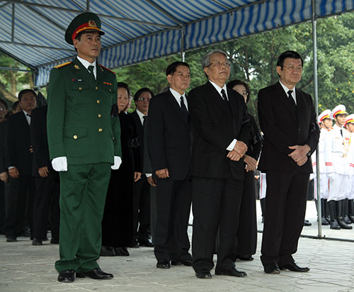 Đoàn Chủ tịch nước CHXHCN Việt Nam do Chủ tịch nước Trương Tấn Sang dẫn đầu vào viếng. Ảnh: Báo Quân đội nhân dân.
