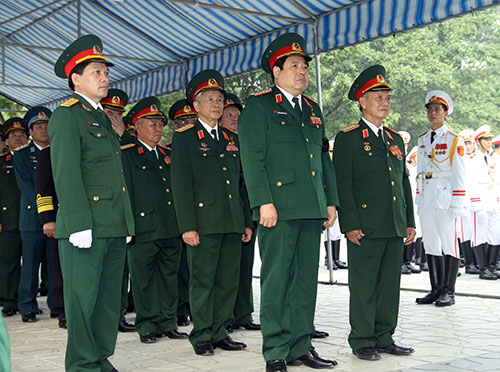 Đoàn Chính phủ nước CHXHCN Việt Nam do Thủ tướng Nguyễn Tấn Dũng dẫn đầu vào viếng. Ảnh: Báo Quân đội nhân dân.