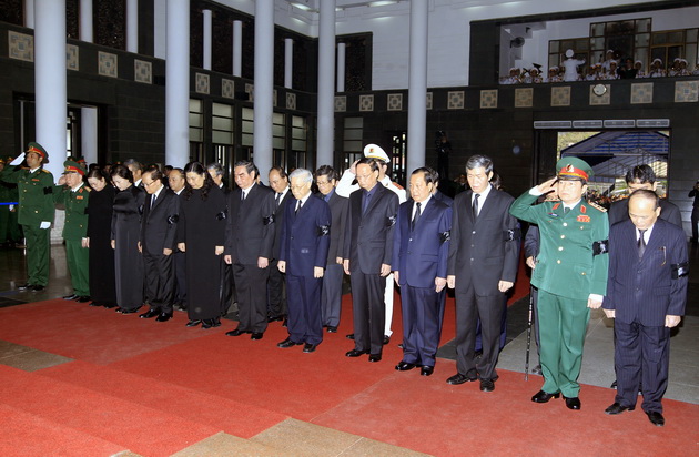 Đoàn đại biểu Ban Chấp hành Trung ương Đảng Cộng sản Việt Nam, do Tổng Bí thư Nguyễn Phú Trọng dẫn đầu, viếng Đại tướng Võ Nguyên Giáp. Ảnh: TTXVN