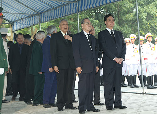 Đoàn Chính phủ nước CHXHCN Việt Nam do Thủ tướng Nguyễn Tấn Dũng dẫn đầu vào viếng. Ảnh: Báo Quân đội nhân dân.