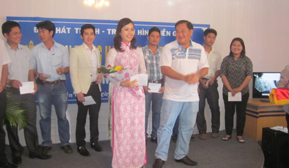 Ông Nguyễn Sỹ Hùng- Phó giám đốc đài PT-TH Tiền Giang trao giải cho các thí sinh đoạt giải.
