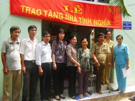  Ủy ban  MTTQ  huyện Cái Bè vận động  xây dựng nhà tình nghĩa cho gia đình chính sách.