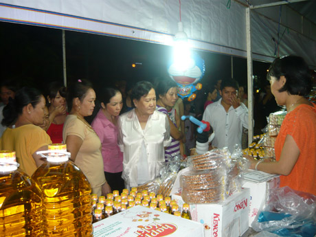 Người dân tham quan, mua sắm tại Phiên chợ hàng Việt về thị trấn Cái Bè.