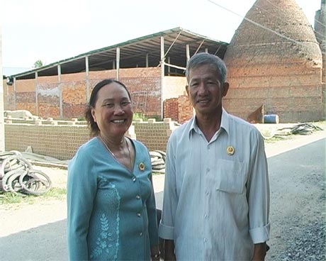 Vợ chồng CCB Nguyễn Văn Ngữ  và  Lê Thị Âu bên các  lò gạch.