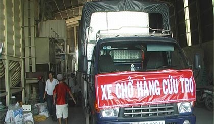 Xe cứu trợ của huyện Cái Bè đến  tỉnh Bình Dương.
