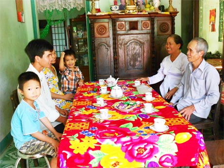 Gia đình ông Trần Văn Tấn và bà Ngô Thị Tư.