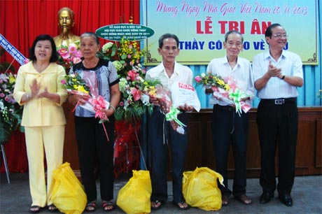 Bà Đặng Huỳnh Mai, Phó Chủ tịch Trung ương Hội Cựu giáo chức Việt Nam cùng ông Trần Thanh Đức, Phó Chủ tịch UBND tỉnh Tiền Giang tặng quà 3 giáo viên cao niên.