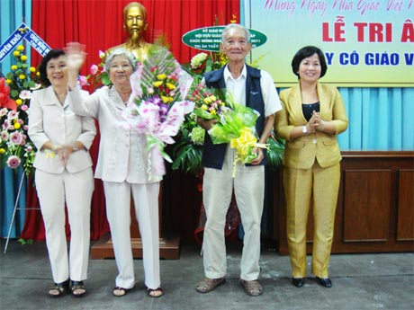  Bà Trần Thị Quý Mão, Phó Giám đốc Sở GD-ĐT và bà Đồng Thị Bạch Tuyết, Chủ tịch Hội Khuyến học tỉnh tặng quà 2 cựu giáo chức cao tuổi nhất: Thầy Tân Văn Công (88 tuổi) và cô Nguyễn Thanh Hồng (84 tuổi).