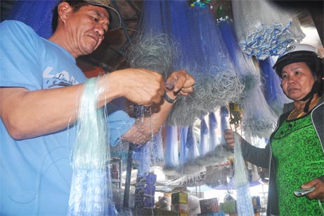 Ông Thạch Thanh Hùng than: Mùa nước nổi năm nay bán ngư cụ ế ẩm.