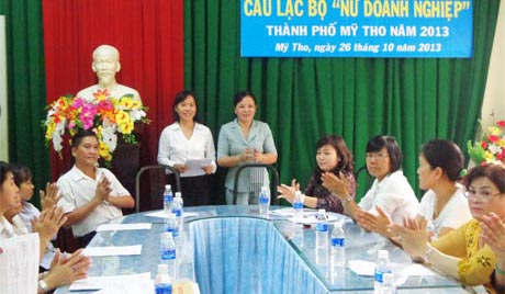 Bà Nguyễn Thị Loan, Phó Chủ tịch Hội LHPN TP. Mỹ Tho trao Quyết định thành lập CLB Nữ doanh nghiệp cho bà Huỳnh Hồng Thúy.