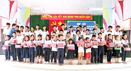  Tặng quà cho học sinh xã Lương Hòa Lạc (Chợ Gạo).