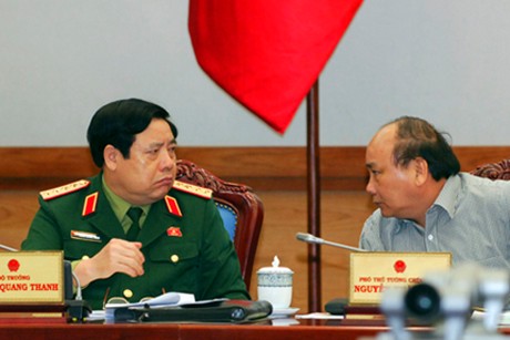  Phó Thủ tướng Nguyễn Xuân Phúc trao đổi với Đại tướng Phùng Quang Thanh, Bộ trưởng Bộ Quốc phòng. Ảnh: VGP/Nhật Bắc