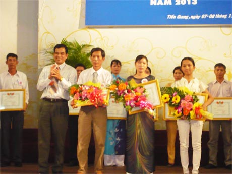 Ban Tổ chức trao thưởng cho các thí sinh đạt giải trong Hội thi.
