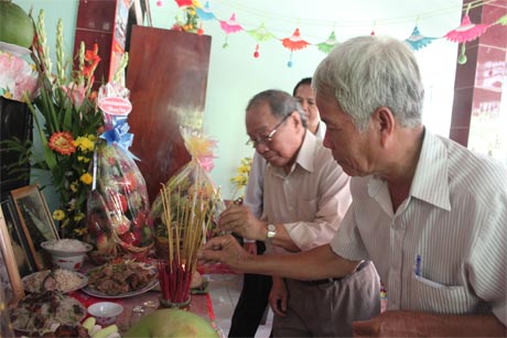 Lãnh đạo Sở Giáo dục và Đào tạo cùng đồng đội, bạn bè thắp hương cho Nhà giáo - Liệt sĩ Lê Thị Thiên.