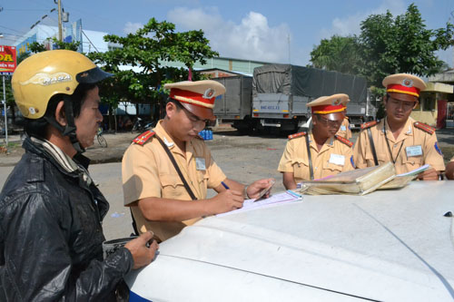 Lực lượng Cảnh sát giao thông, Công an Tiền Giang kiểm tra, xử lý người vi phạm quy định ATGT. Ảnh: Hữu Chí
