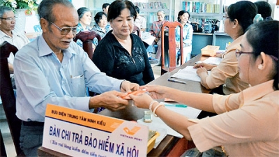  Chi trả lương hưu tại Bưu điện, Ảnh: nhandan.com.vn