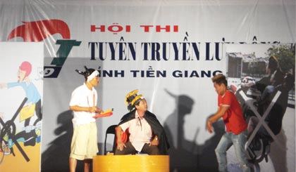 Đội TTLĐ TP. Mỹ Tho với kịch bản tuyên truyền An toàn giao thông trên sân khấu Hội thi tuyên truyền lưu động cấp tỉnh năm 2011.