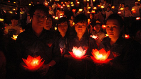 7.812 đèn hoa đăng, tượng trưng hơn 7.812 nạn nhân thiệt mạng.