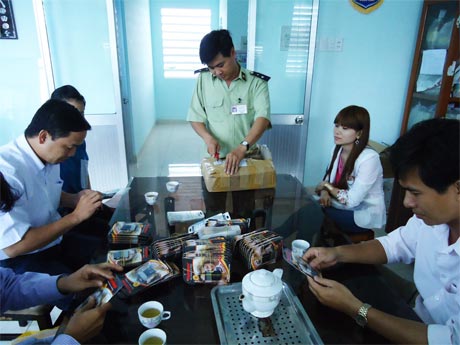 Đội QLTT số 1 tỉnh Tiền Giang phối hợp với Vina CHG đang kiểm tra xử lý hàng giả.