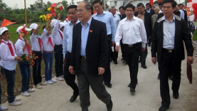  Hình ảnh của Chủ tịch Quốc hội Nguyễn Sinh Hùng tại Thái Bình. Ảnh: nhandan.org.vn