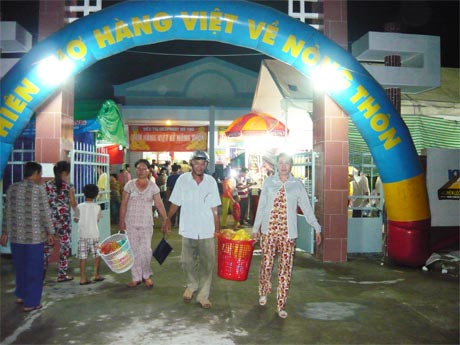 Chương trình đưa HVVNT cần những giải pháp hiệu quả hơn (Ảnh chụp tại Phiên chợ hàng Việt về huyện Gò Công Tây).