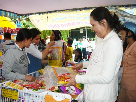 Phiên chợ hàng Việt về nông thôn được tổ chức tại Trung tâm Văn hóa - Thể thao huyện Cai Lậy.