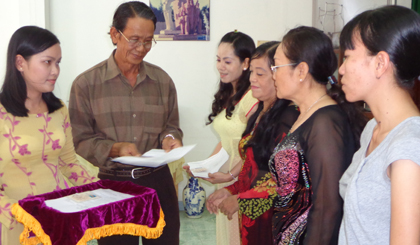 Ông Võ Châu Thanh, nguyên Giám đốc Sở VH-TT&DL trao Giấy chứng nhận và thẻ hội viên cho các hội viên mới.