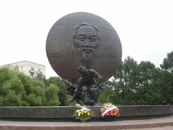 Tượng đài Chủ tịch Hồ Chí Minh và Quảng trường mang tên Người tại Mátxcơva, LB Nga. Ảnh: lamdong.gov.vn)