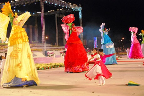 Biểu diễn nghệ thuật tại Festival hoa Đà Lạt lần IV. Ảnh: Phan Hoàng